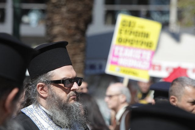 Καλλιθέα: Διαπληκτισμός ιερέα με αντιφασίστες: «Ντροπή σας, βουλώστε το» (εικόνες, βίντεο)